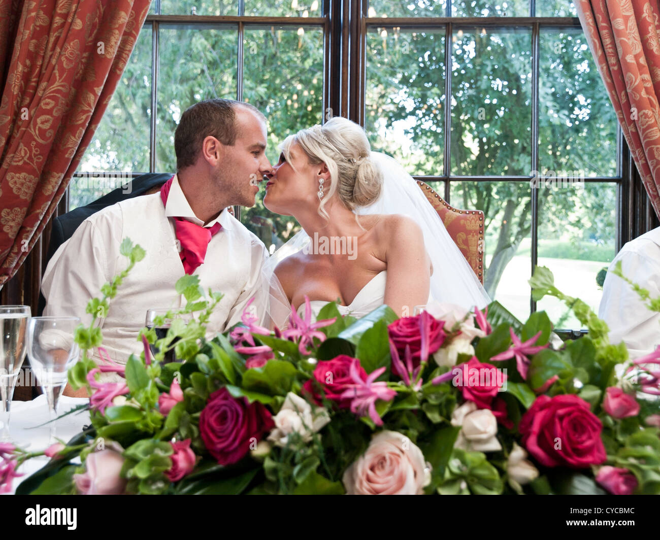 A bride and groom share a kiss on their wedding day Stock Photo - Alamy
