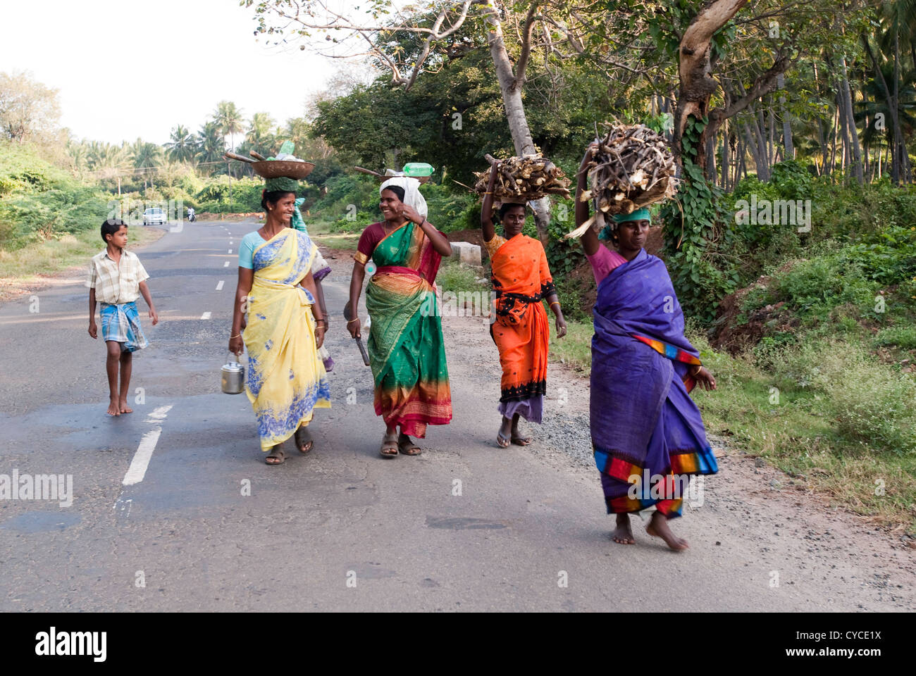 Coolies ; road workers near Natham ; Tamil Nadu ; India Stock Photo