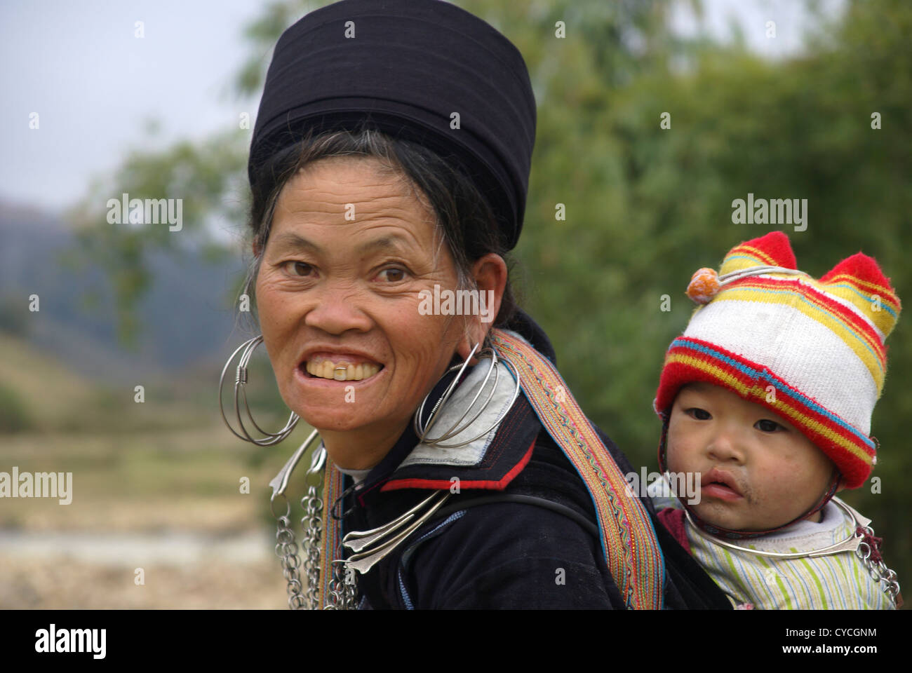 Vietnam, Sapa Market, Black Hmong woman and child in traditional dress Stock Photo
