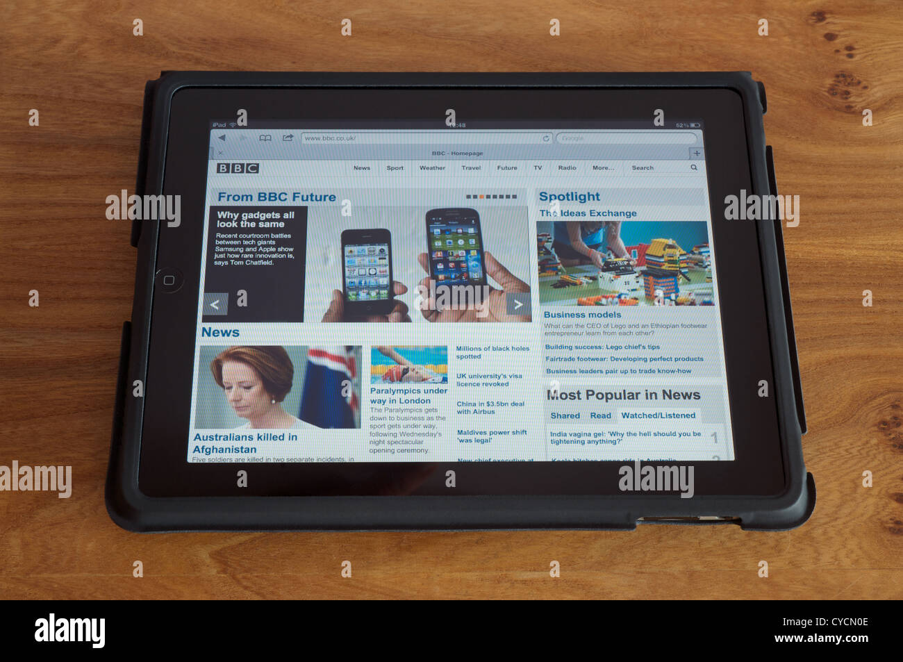 Tablet computer displaying BBC homepage Stock Photo