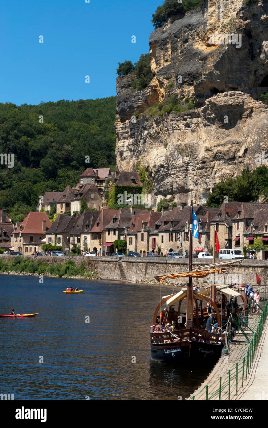 A gabare (Dordogne river boat)  and canoes on the Dordogne at La Roque Gageac, Perigord, France Stock Photo