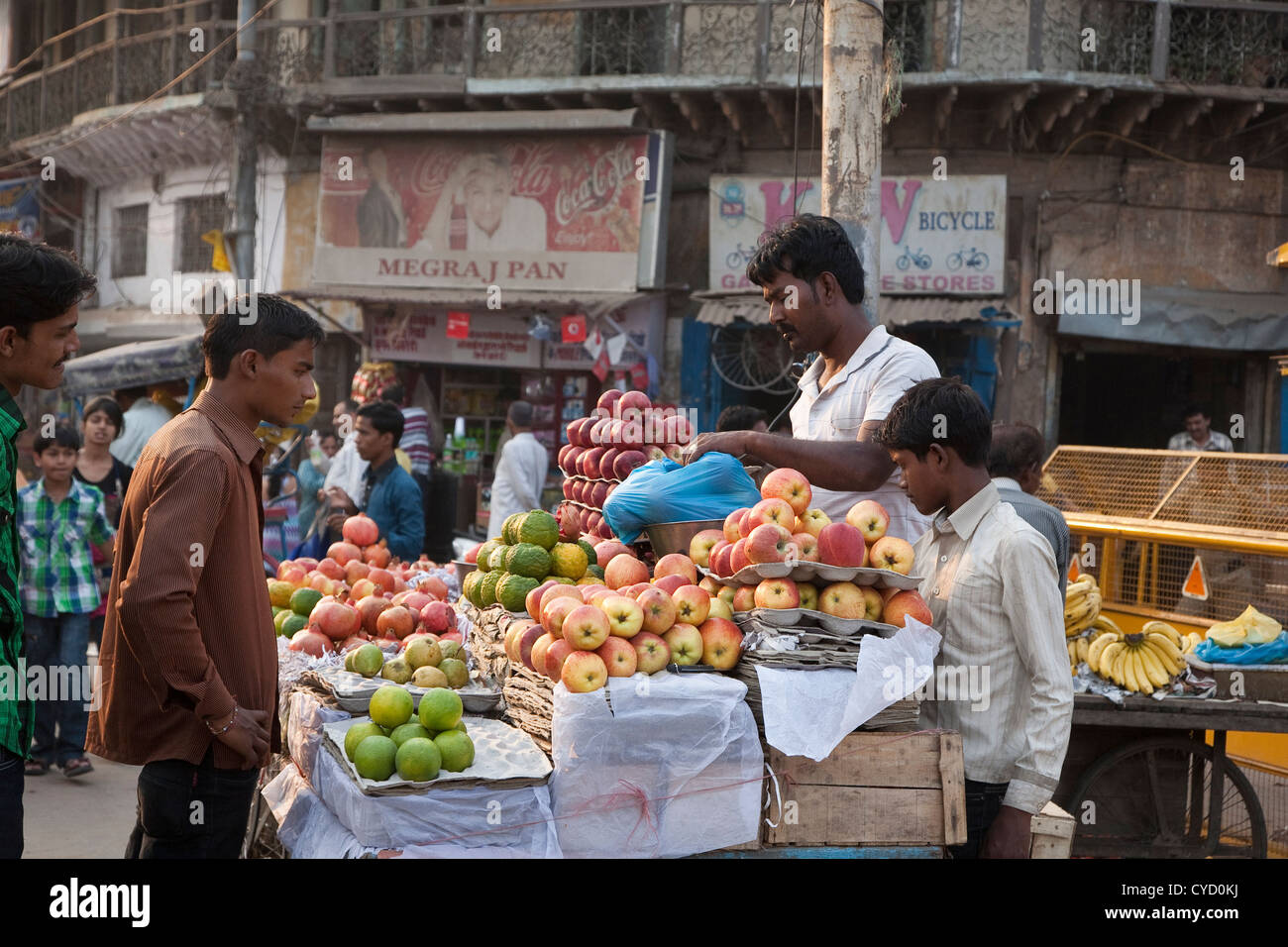 Man buying apples from a vendor on Esplanade Road in Old Delhi - India Stock Photo