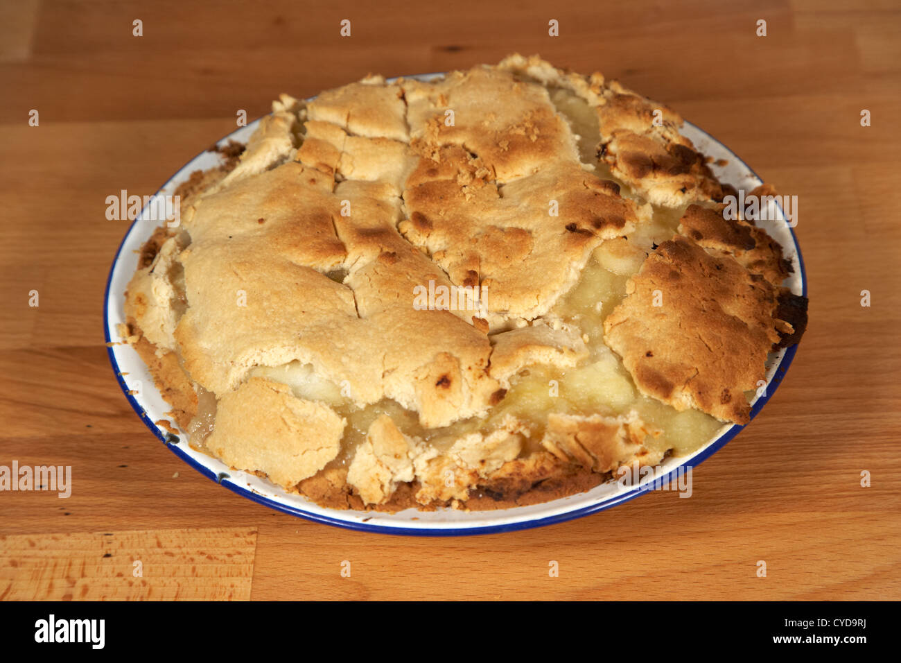 https://c8.alamy.com/comp/CYD9RJ/homemade-rustic-cracked-crust-apple-pie-CYD9RJ.jpg