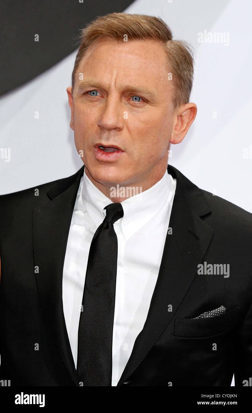 Daniel craig skyfall hi-res stock photography and images - Alamy