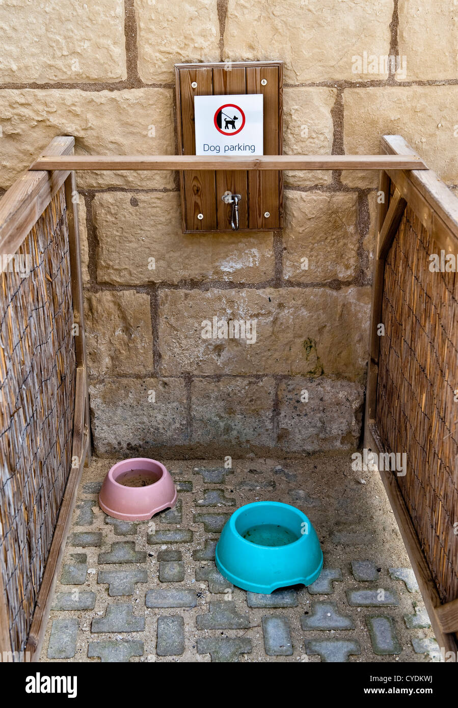 Public dog water bowls hires stock photography and images Alamy