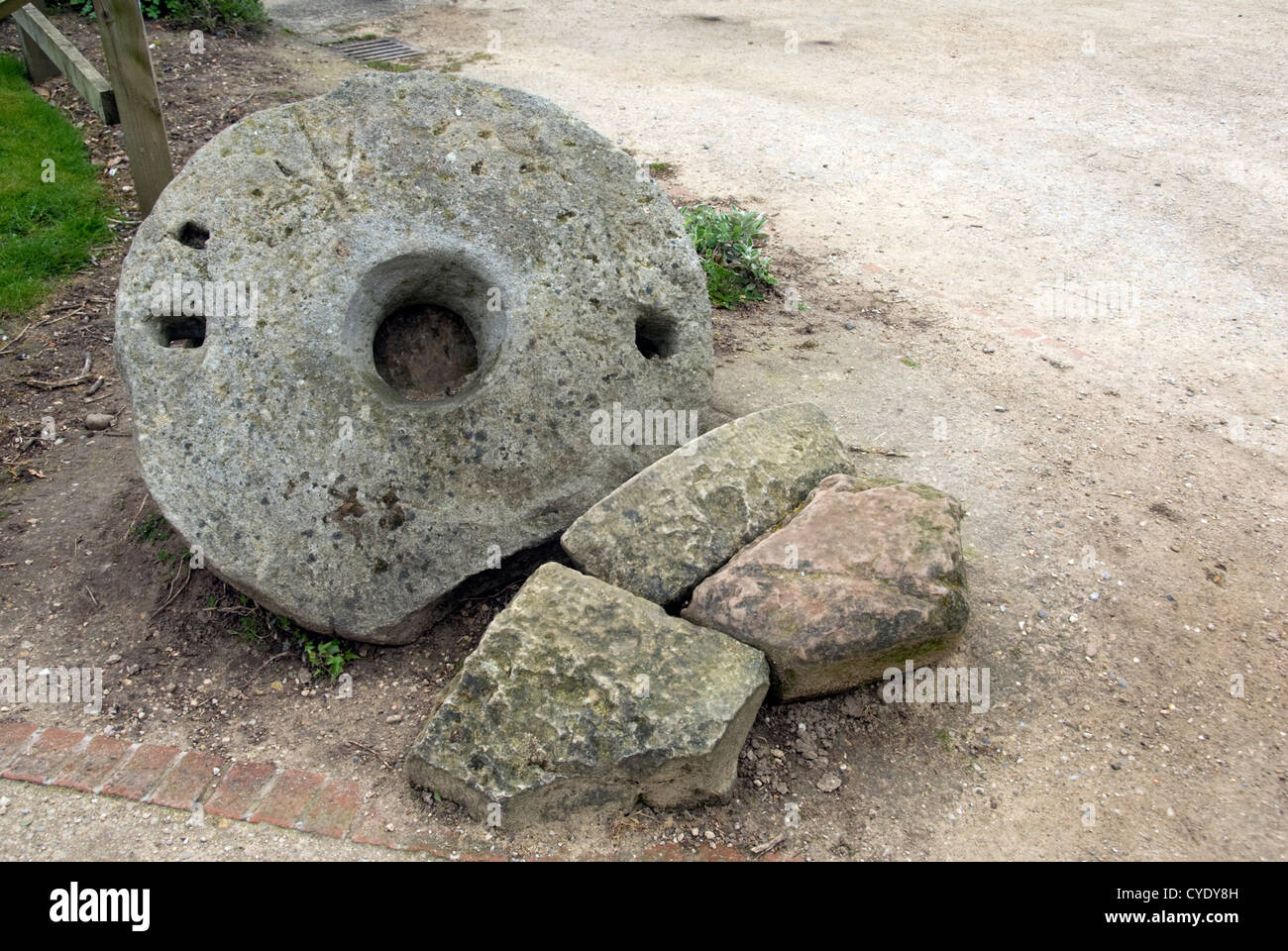 NOTTINGHAMSHIRE; NEWARK; OLLERTON; RUFFORD ABBEY DISCARDED GRINDING STONE Stock Photo