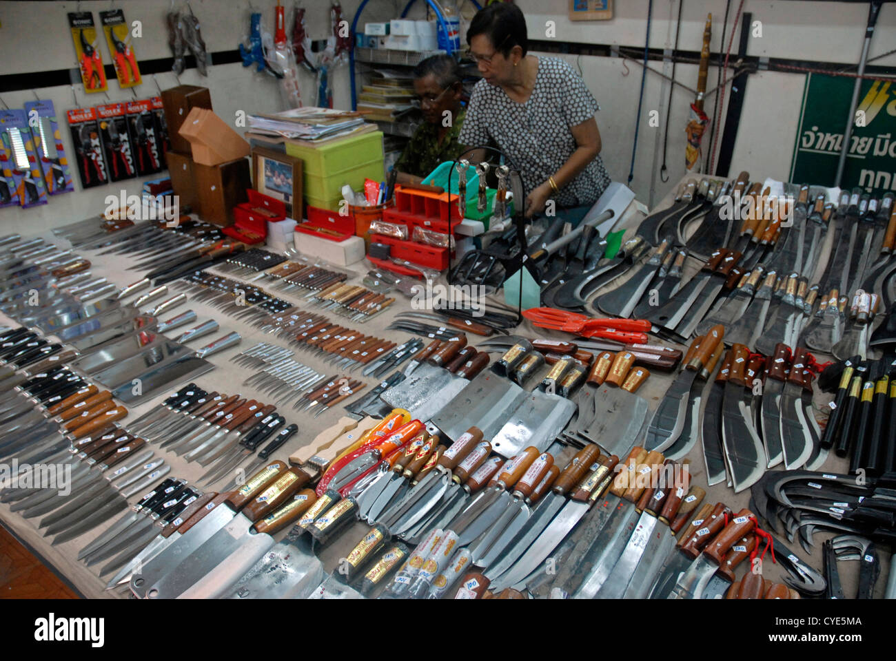 knife-woman-shopping-market-chatuchak-bangkok-thailand-asia-CYE5MA.jpg