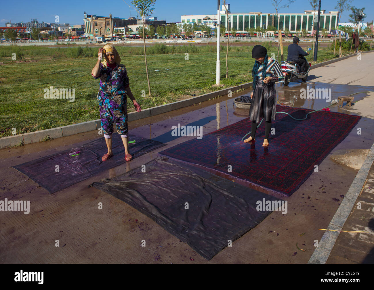 Uyghur Women Cleaning Carpets In Old Town Of Kashgar, Xinjiang Uyghur Autonomous Region, China Stock Photo