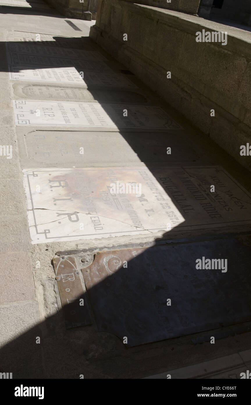 Tombs inside hi-res stock photography and images - Alamy