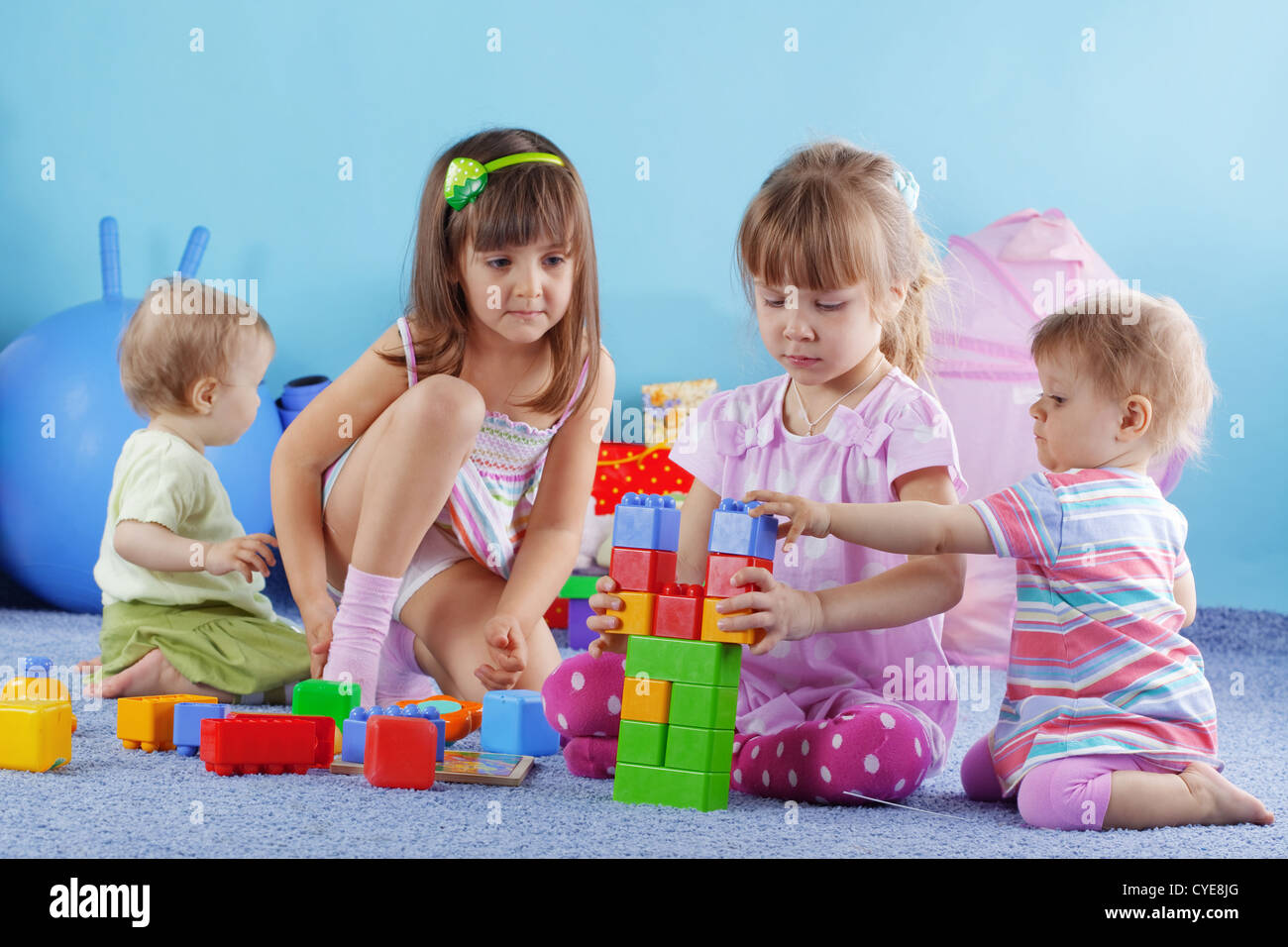 Imagining ru. Психология игрушки. Ребенок играется с конструктором. Родители играют с детьми в игрушки. Детские игры с раздеванием.