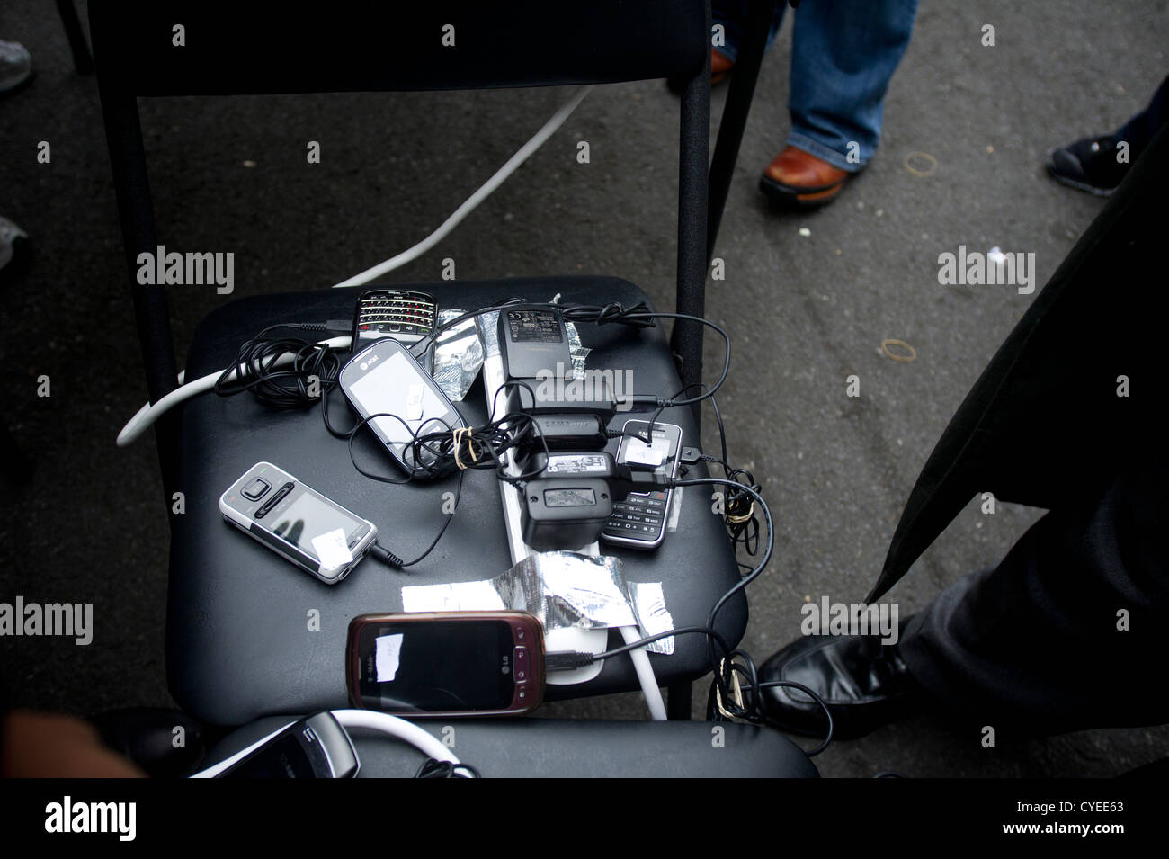 People charging their cell phones in Chinatown in New York Stock Photo