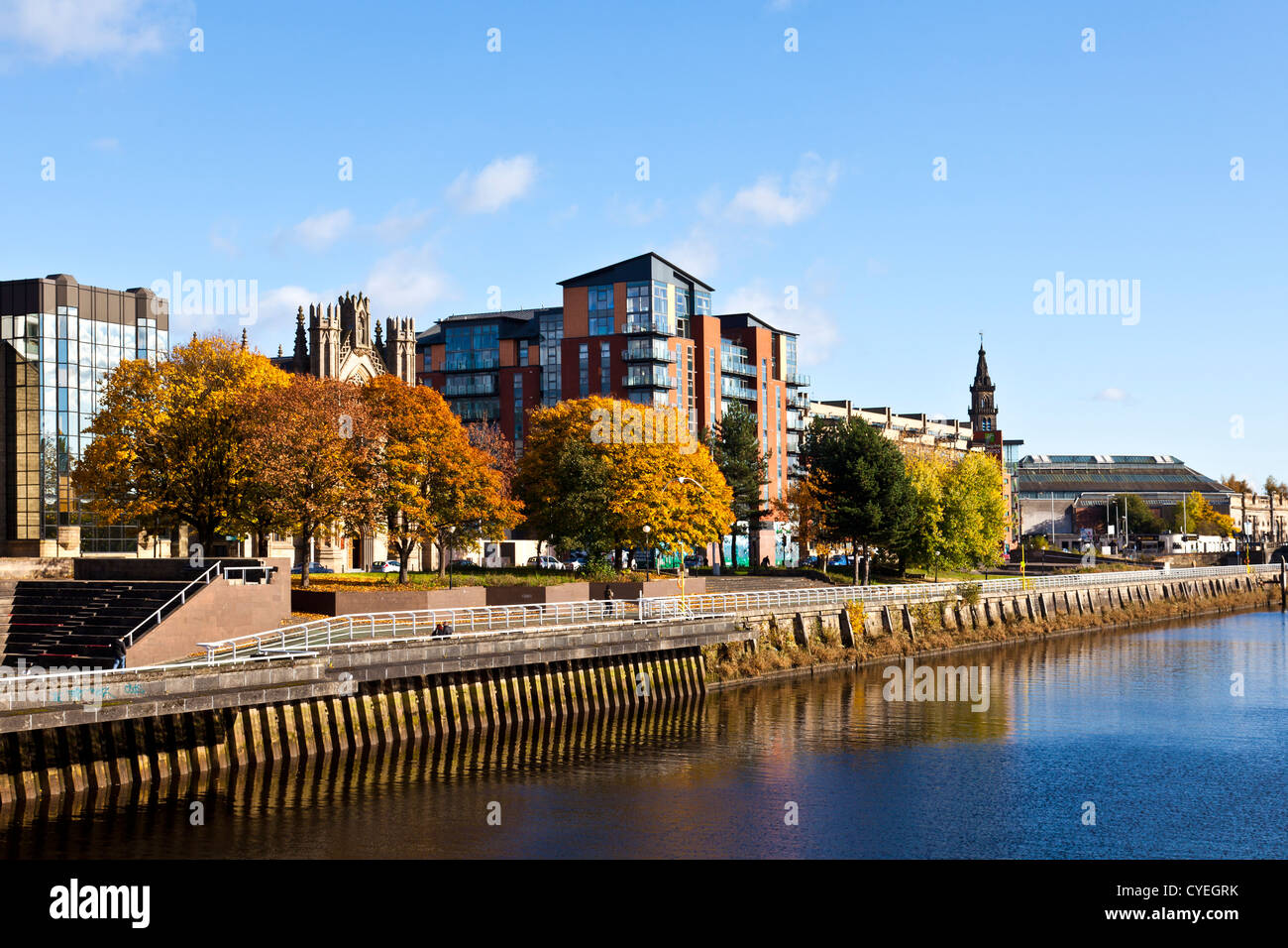 Clyde Street, River Clyde, Glasgow, Scotland. St Andrews Cathedral, Holiday Inn Express, River View Apartments Stock Photo