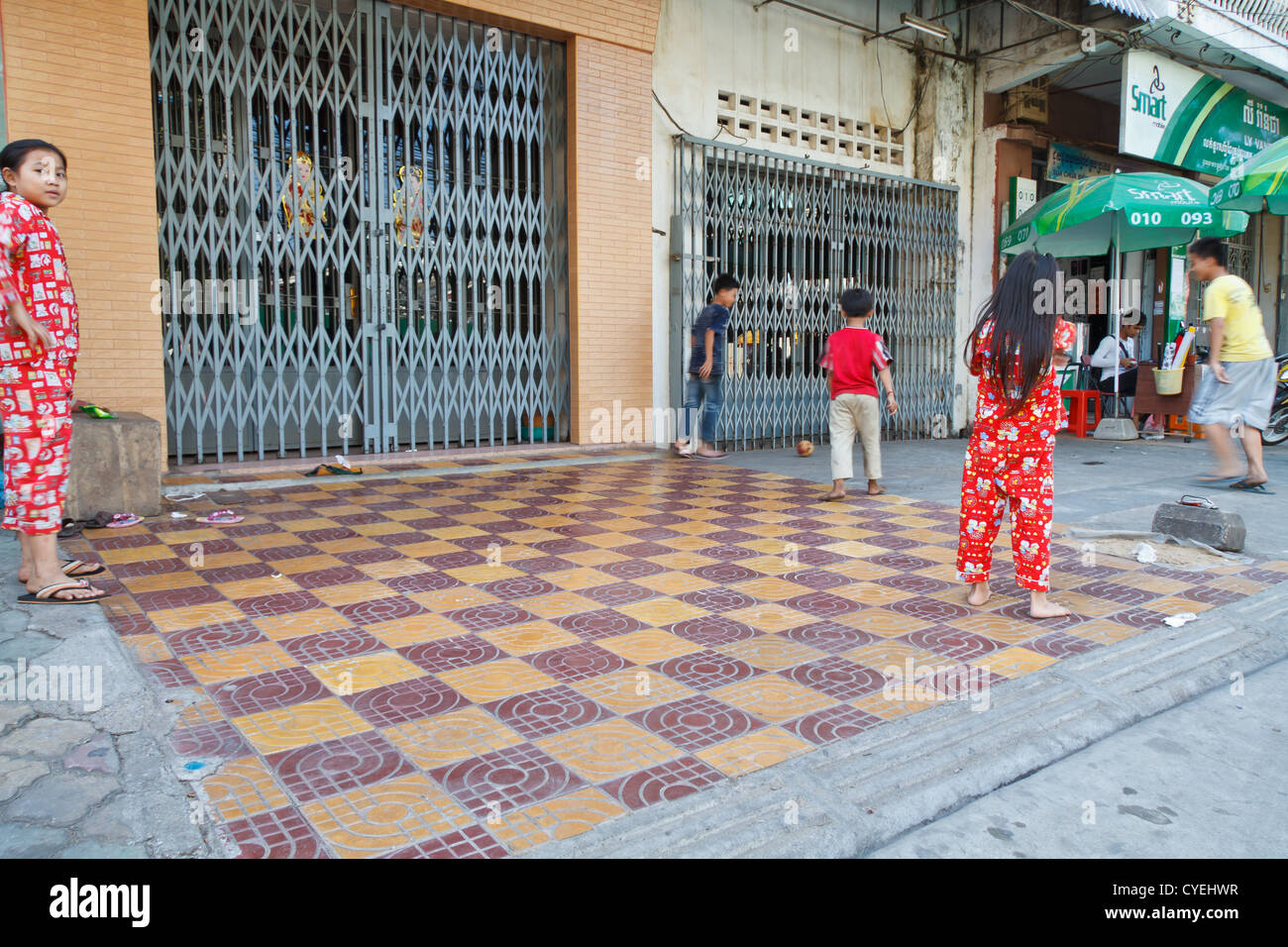 Children playing in the Street in Phnom Penh, Cambodia Stock Photo - Alamy