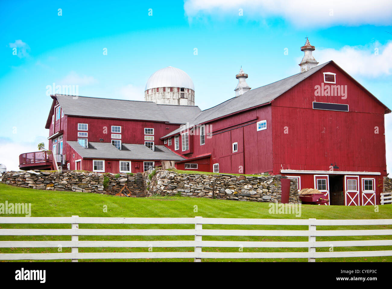 Traditional american farm house hi-res stock photography and images - Alamy