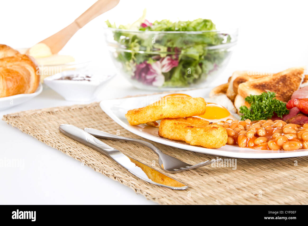 Breakfast with eggs bacon beans and hash browns Stock Photo - Alamy