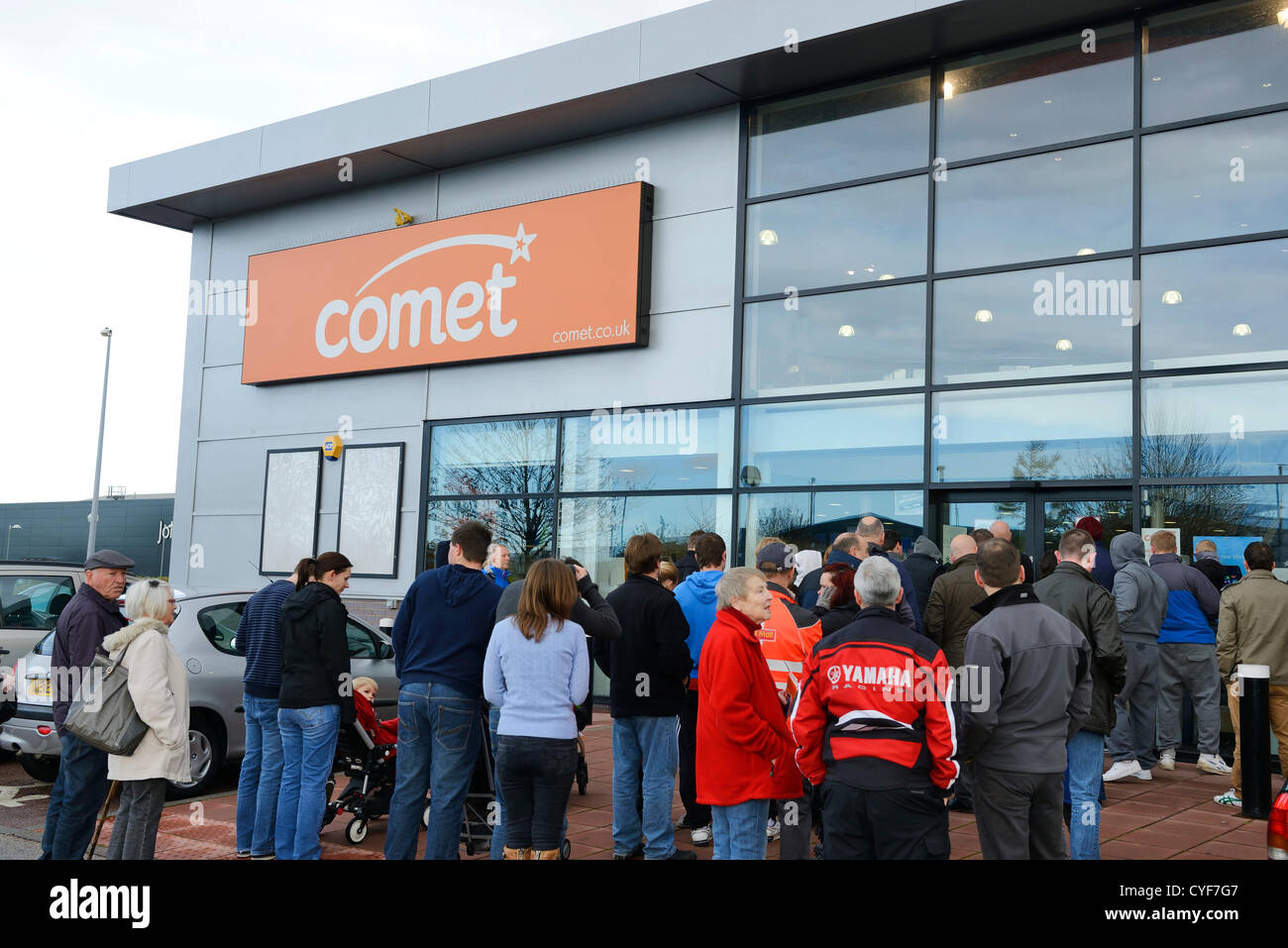 Chester, UK. 3rd November 2012. People wait for the 10am opening of the Comet store on the Greyhound Retail Park in Chester after the retail chain was placed in administration the previous day. Stock Photo