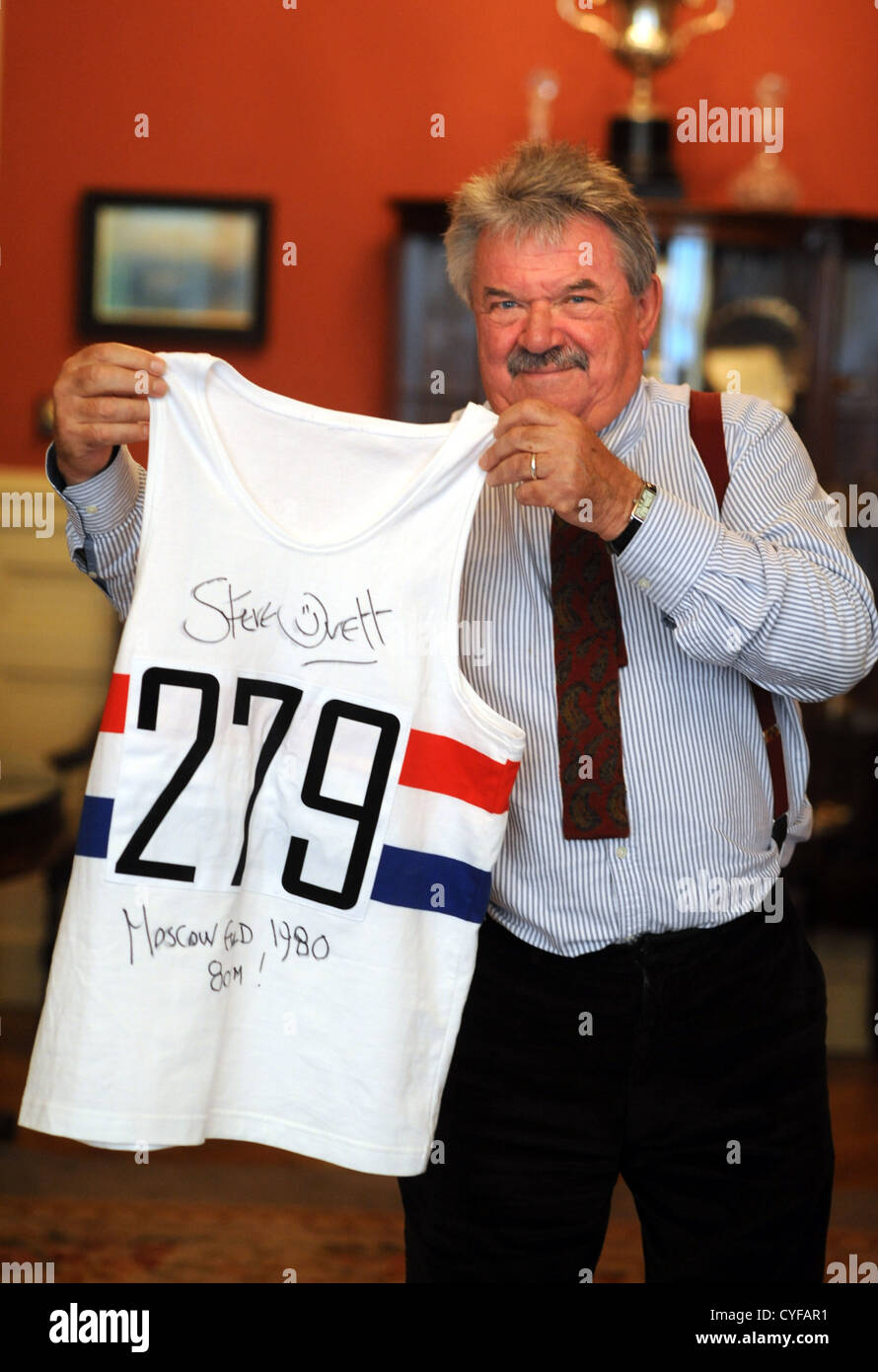 Mayor of Brighton and Hove Cllr Bill Randall with the running vest Steve Ovett wore when he won the Olympic Gold medal Stock Photo