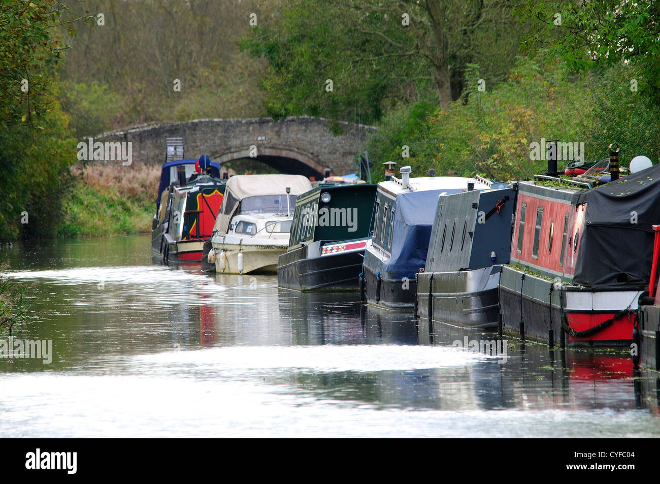 A line of canal boats moored at Lower Heyford Wharf, Oxford Canal Stock Photo