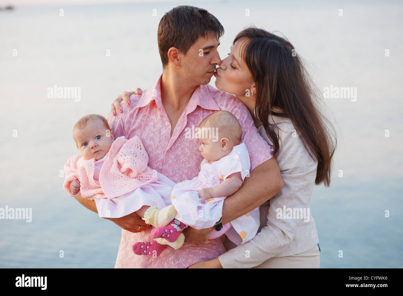 Родители и дети. Молодые родители. Молоди родители с детьми. Молодые родители. Семья с новорожденным.