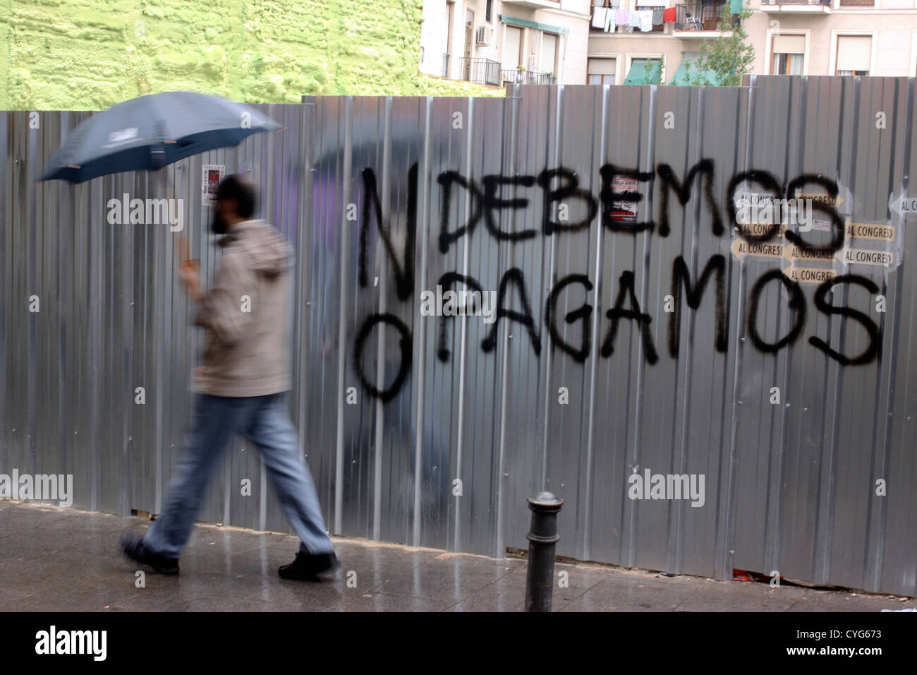 "We should not pay" sprayed onto a wall in Madrid, Spain Stock Photo
