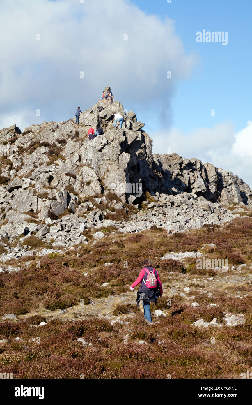 Walkers on Manstone Rock, highest point of the Stiperstones Hills, Shropshire UK Stock Photo