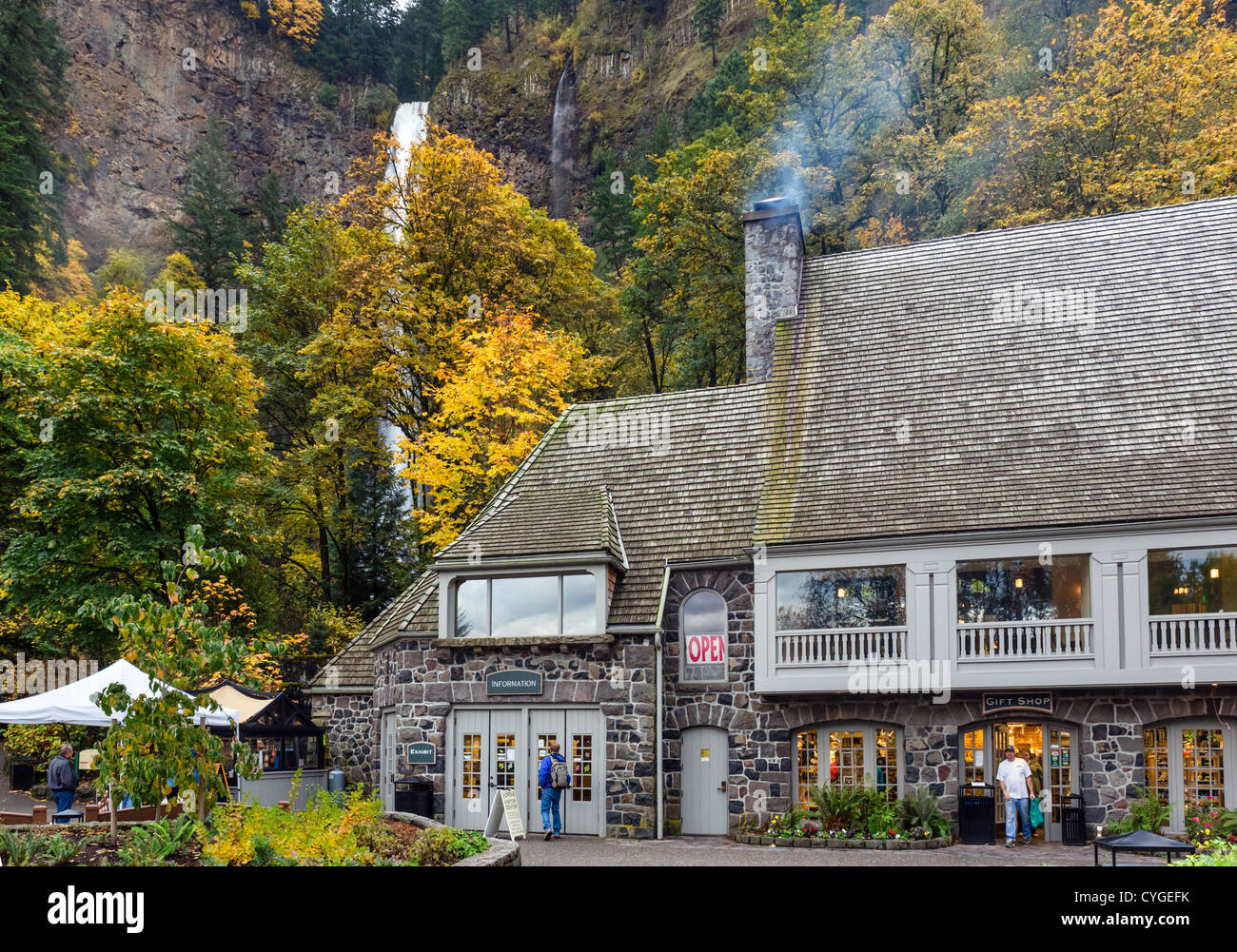 The Information Center, Gift Shop and Restaurant in front of Multnomah Falls, Columbia River Gorge, Oregon, USA Stock Photo