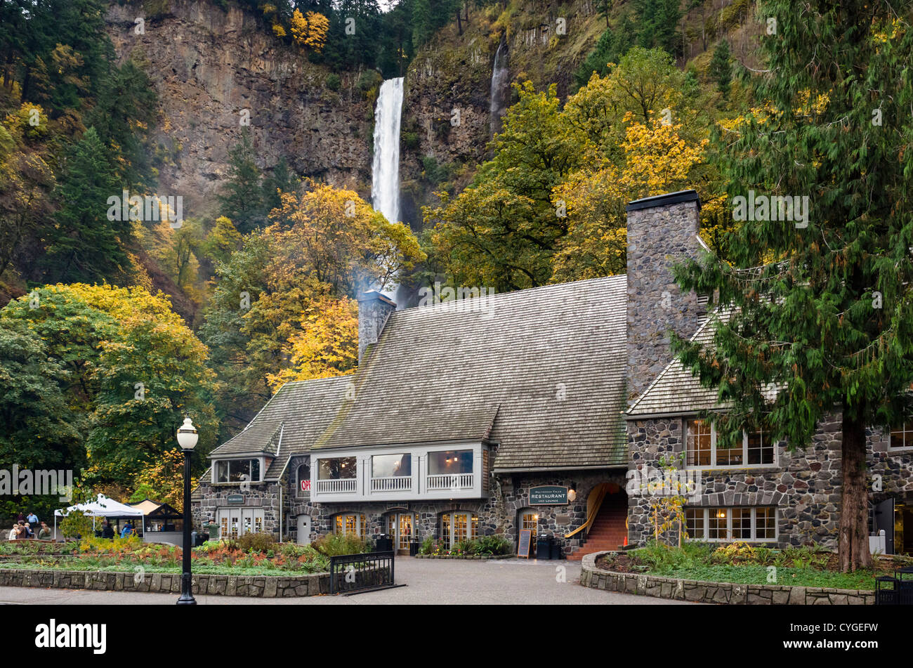 The Information Center, Gift Shop and Restaurant in front of Multnomah Falls, Columbia River Gorge, Oregon, USA Stock Photo