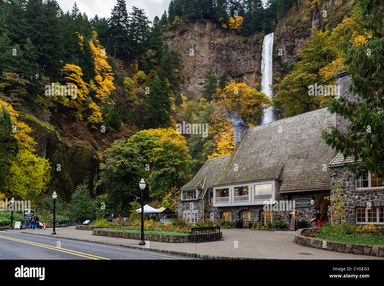 The Information Center, Gift Shop and Restaurant in front of Multnomah Falls, Columbia River Gorge, Oregon, USA Stock Photo