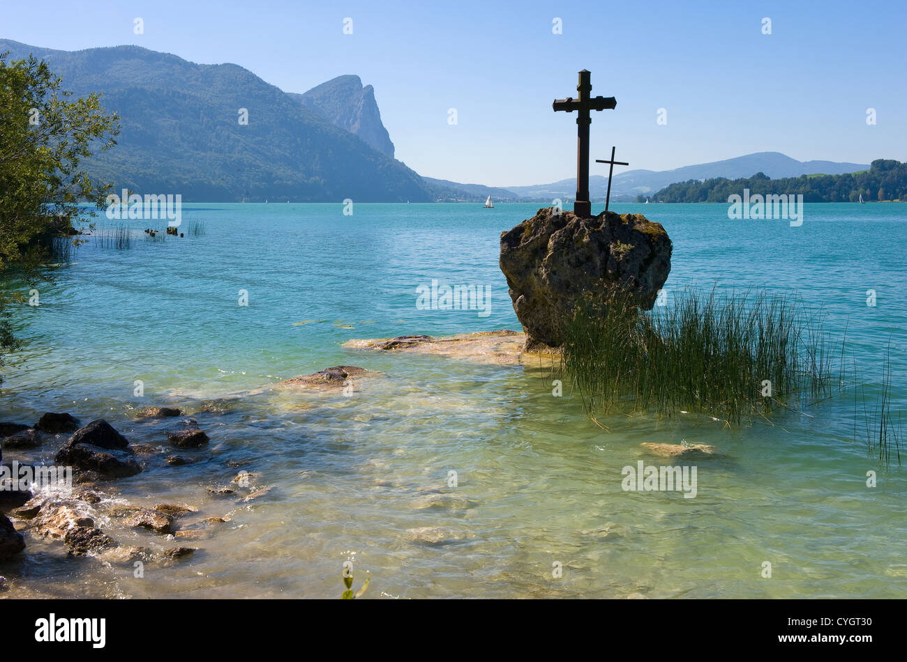A cross on a rock on the banks of the Mondsee in Austria Stock Photo