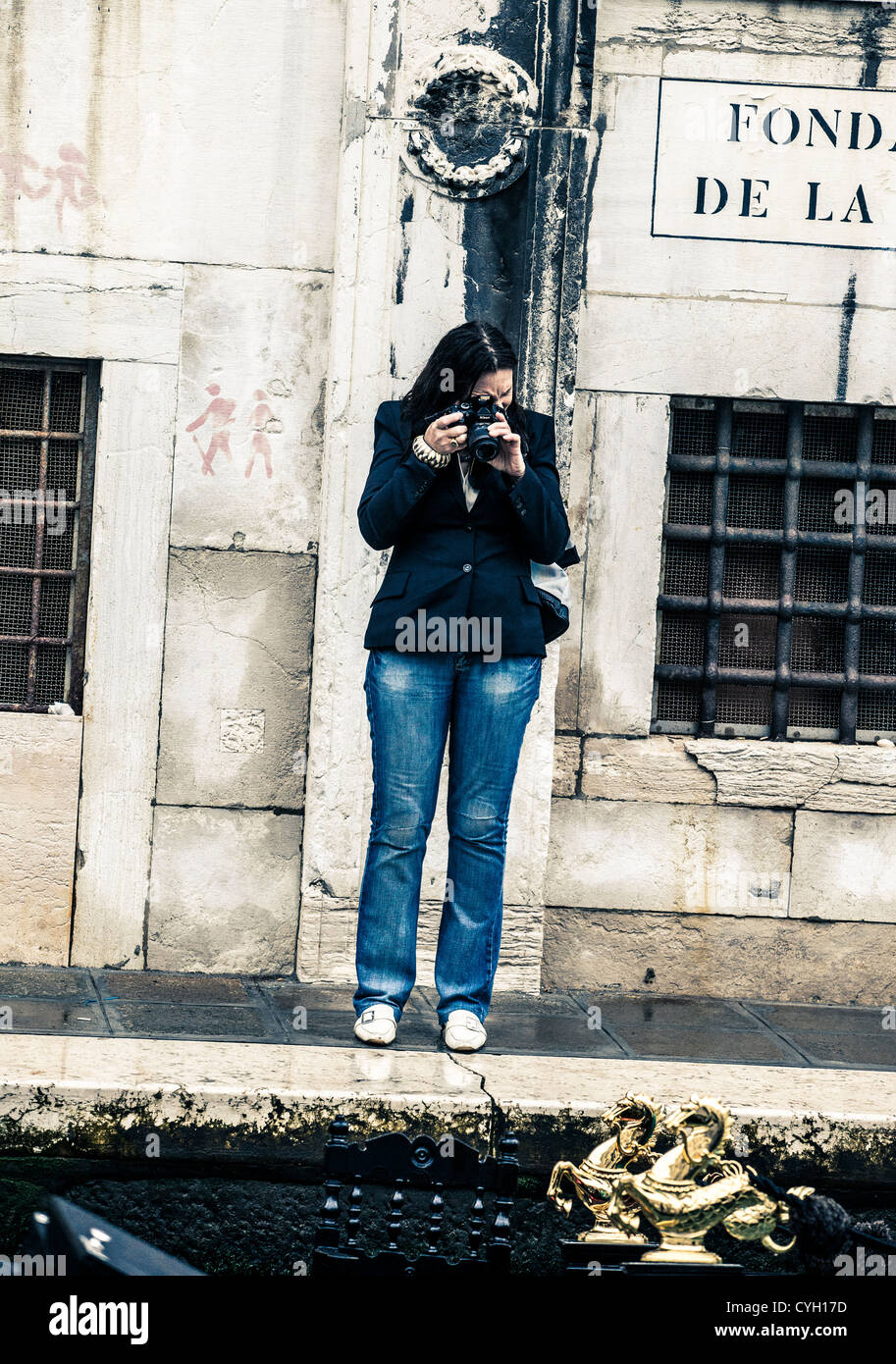 candid girl in faded jeans hi-res 大丸鐵興 株式会社 | DAIMARU