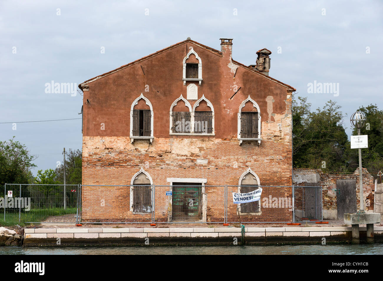 A grand if somewhat dilipadated house for sale overlooking the lagoon of Venice, with Gothic trefoil windows Stock Photo