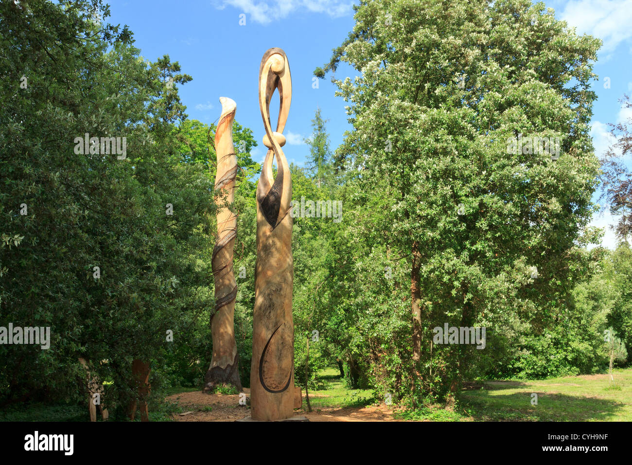 Arboretum des Barres ou Arbofolia, trois cèdres morts ont été sculptés par Paco le Razer, Jacques Pissenem et Vincent Tétu Stock Photo