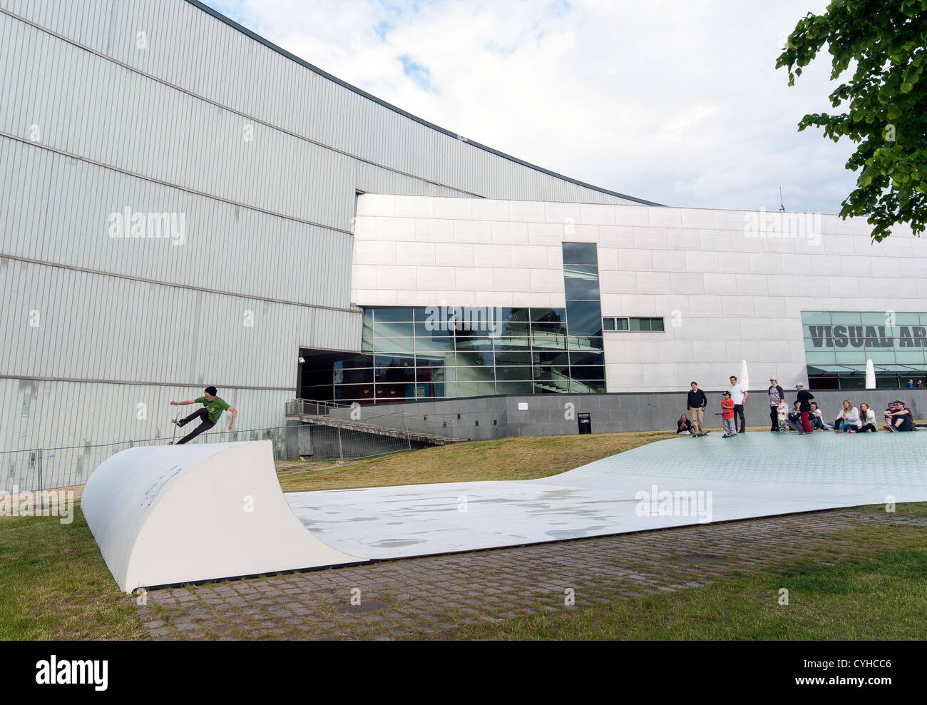 Teenager skateboarding on ramp in front of the Museum of Contemporary Art Kiasma in Helsinki, Finland Stock Photo