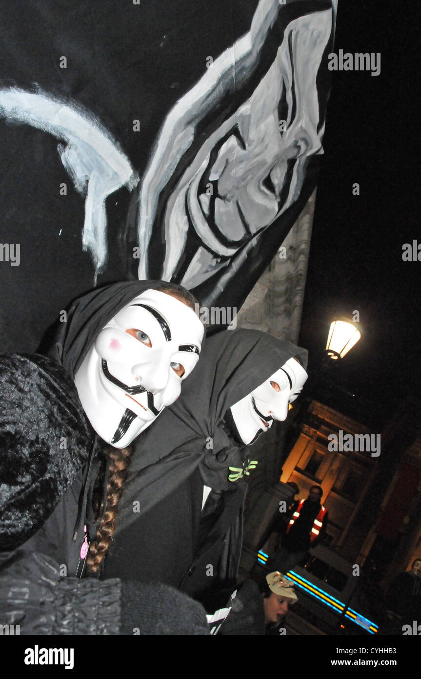 V FOR VENDETTA (2005) NATALIE PORTMAN, HUGO WEAVING VFOR 001-32 Stock Photo  - Alamy