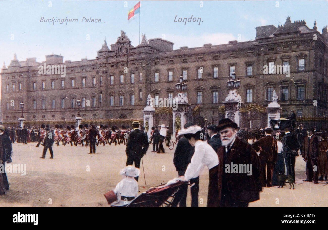 Buckingham Palace London Uk. 1900s Changing the guards, soldiers marching Stock Photo