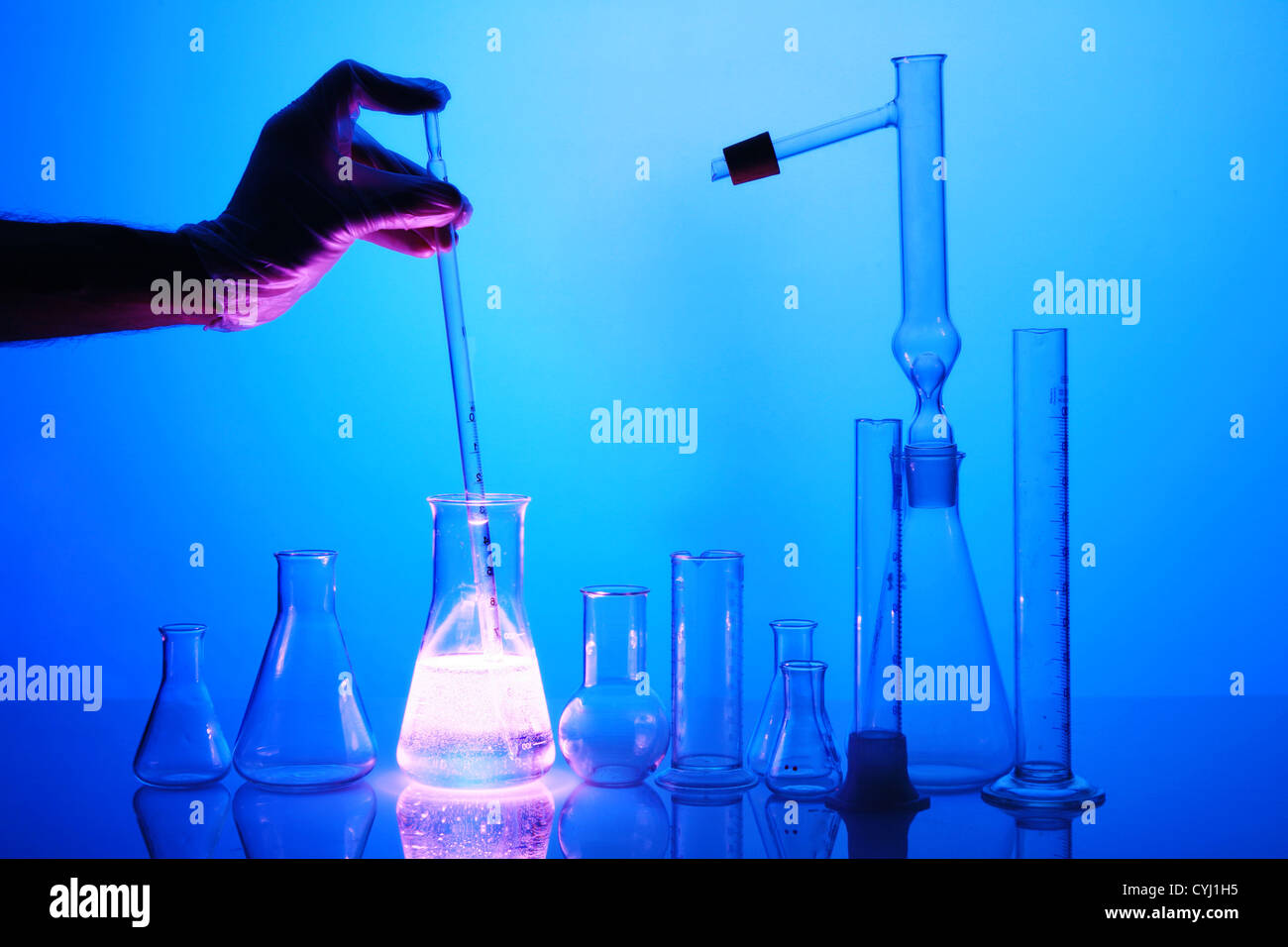 Пробирка с ядом. Пробирка с жидкостью. Кислоты в пробирках. Пробирки с химическими веществами. Лаборатория пробирки.