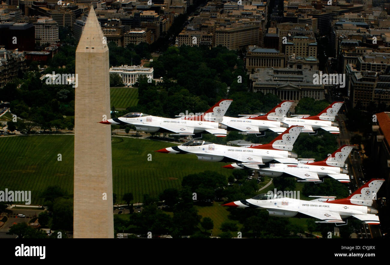 US Air Force Thunderbirds fly in formation past the Washington Monument May 22, 2007 in Washington, DC Stock Photo