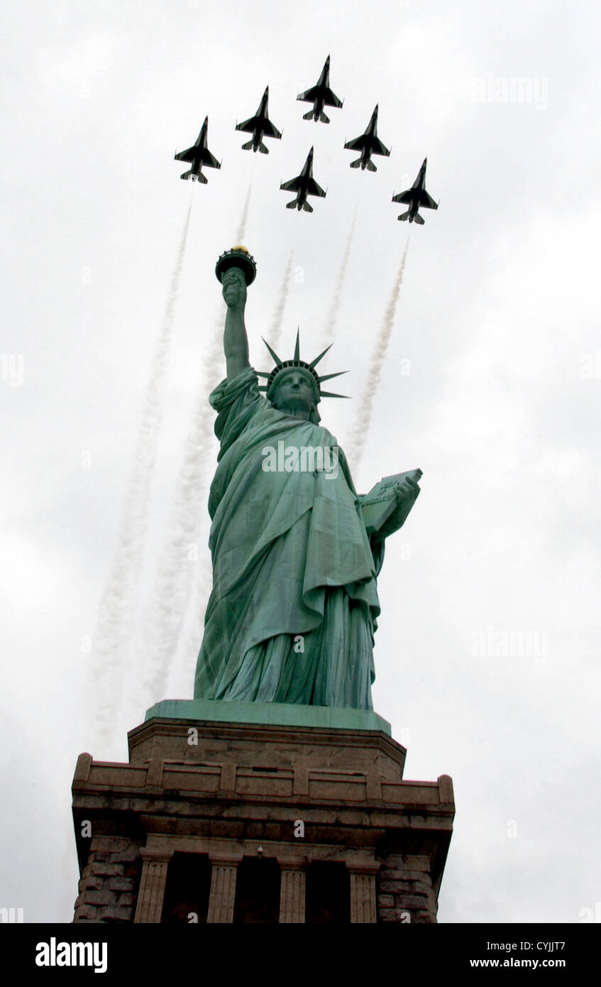 The US Air Force Thunderbirds fly over the Statue of Liberty prior to an airshow May 26, 2005 at Jones Beach, New York. Stock Photo