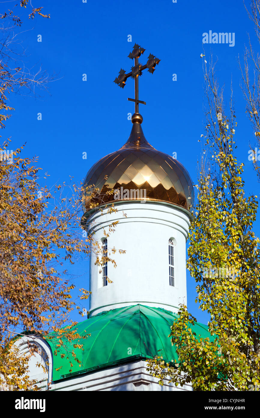 Golden dome and cross of the Russian Orthodox Church Stock Photo - Alamy
