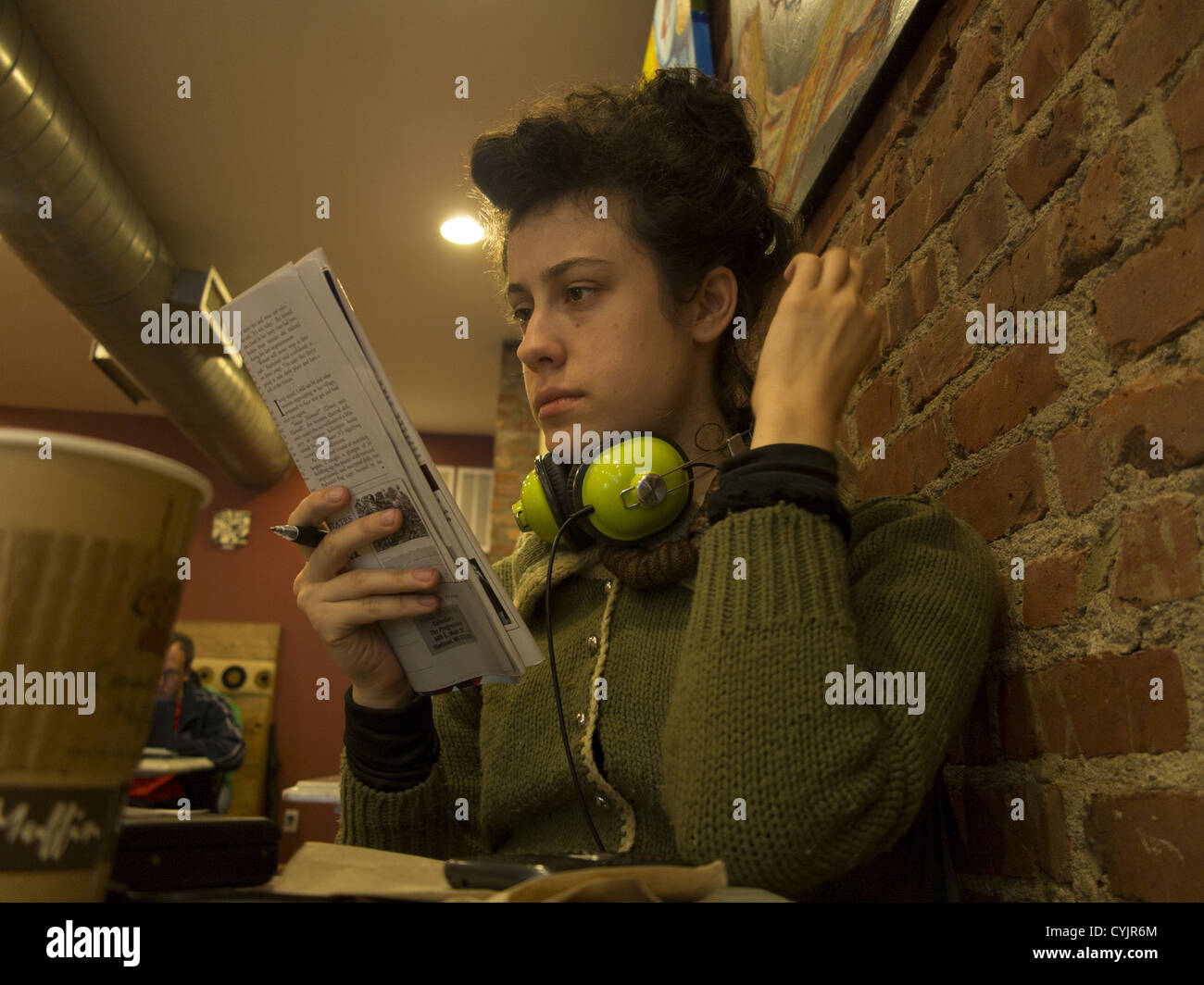 Woman female reading reads hi-res stock photography and images - Alamy