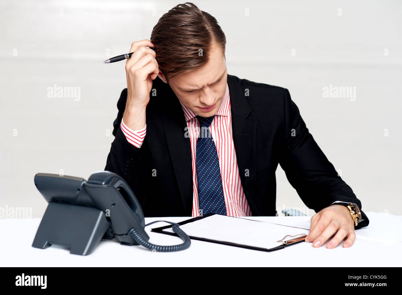 заявление на увольнение по собственному желанию образец. человек на работе. увольнение работника. сотрудник увольняется. работодатель карикатура.