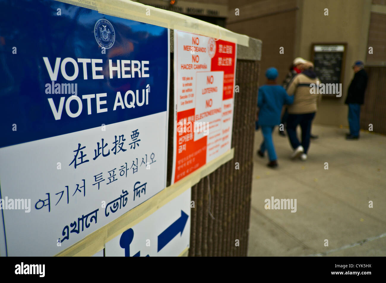 November 6, 2012, Brooklyn, NY, US.  'Vote Here' sign outside polling place as Americans vote in the 2012 presidential election. Stock Photo