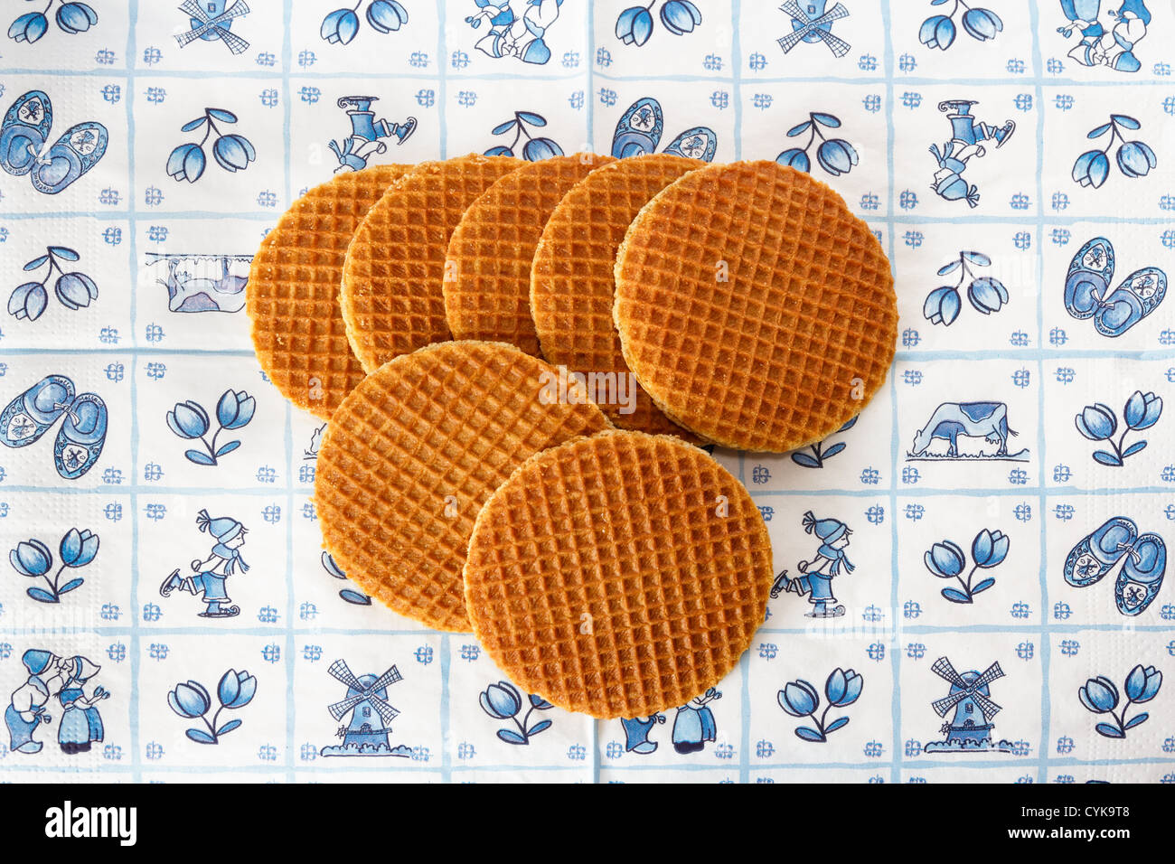 Blue delft pattern hi-res stock photography and images - Alamy