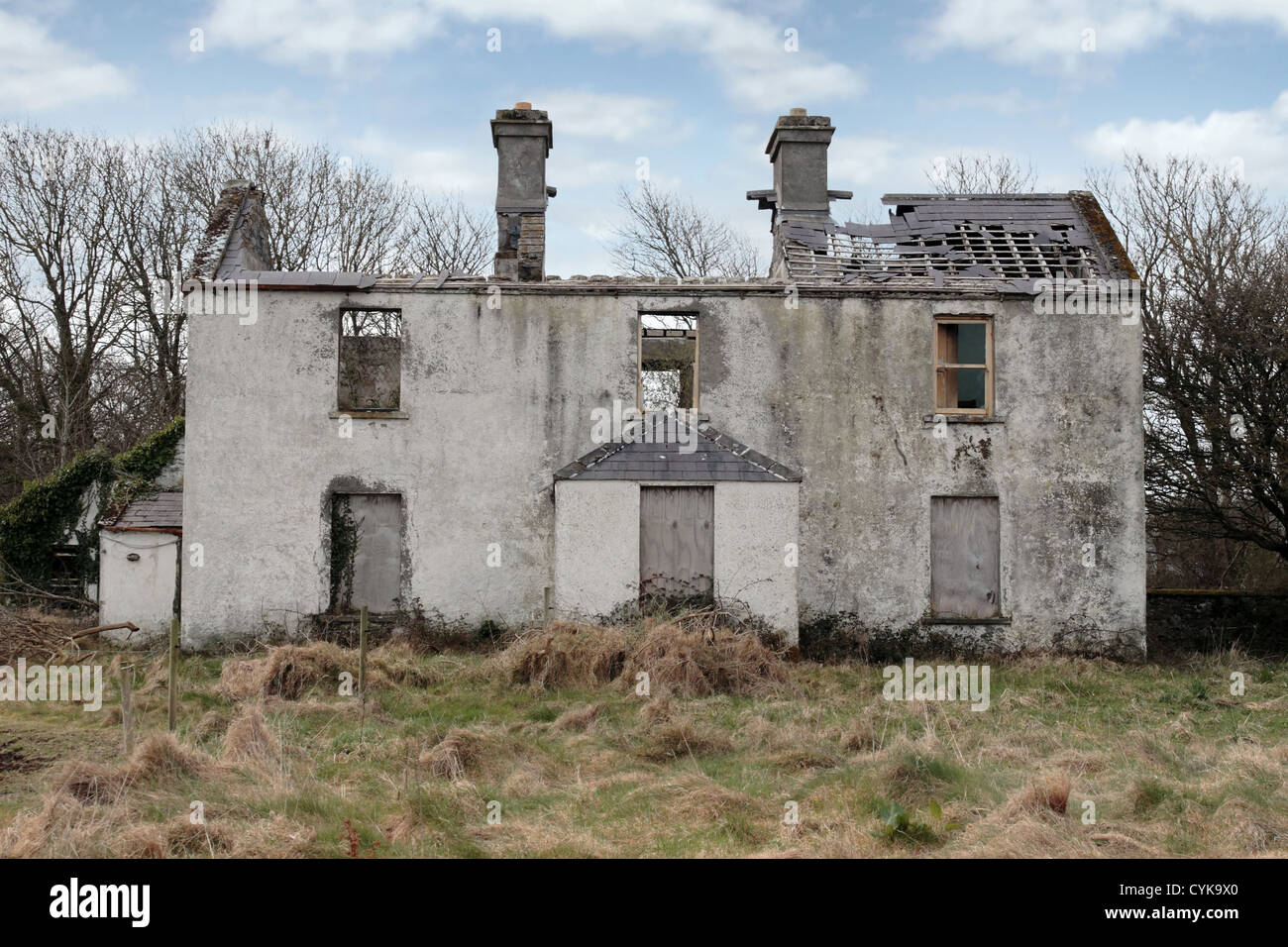 an old abandoned overgrown farmhouse in ireland Stock Photo Alamy