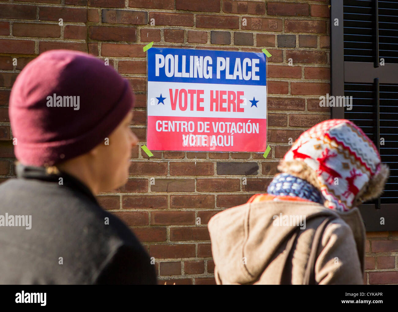 ARLINGTON, VIRGINIA, USA. 6th November, 2012. Voters line up to vote in 2012 Presidential election. Stock Photo