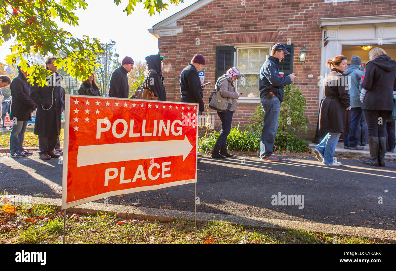 ARLINGTON, VIRGINIA, USA. 6th November, 2012. Voters line up to vote in 2012 Presidential election at Lyon Village Community House, Precinct 16. Stock Photo