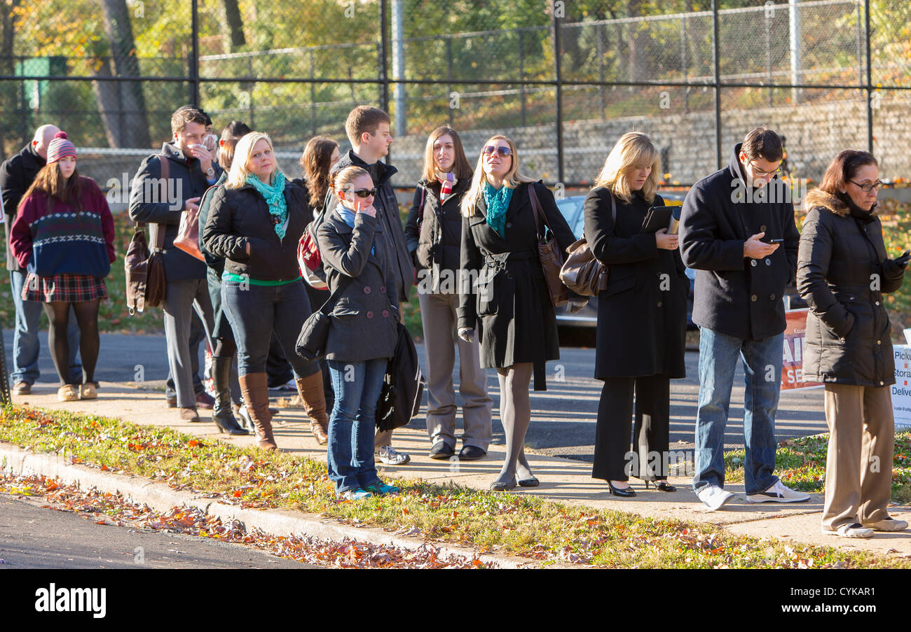 ARLINGTON, VIRGINIA, USA. 6th November, 2012. Voters line up to vote in 2012 Presidential election, Precinct 16. Stock Photo
