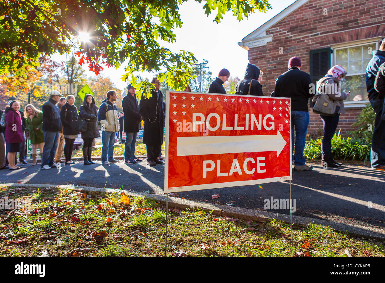 ARLINGTON, VIRGINIA, USA. 6th November, 2012. Voters line up to vote in 2012 Presidential election at Lyon Village Community House, Precinct 16. Stock Photo