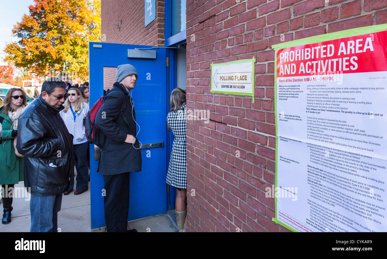 ARLINGTON, VIRGINIA, USA. 6th November, 2012. Voters line up to vote in 2012 Presidential election at Key Elementary School, Precinct 18. Stock Photo