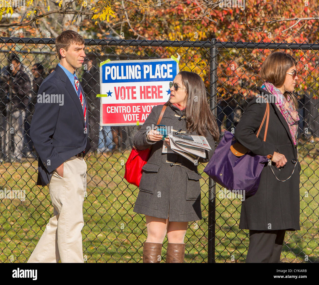 ARLINGTON, VIRGINIA, USA. 6th November, 2012. Voters line up to vote in 2012 Presidential election, Precinct 18. Stock Photo